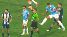 ¡Expulsado! Sergio Peña le da un manotazo a rival y Alianza Lima se queda con uno menos