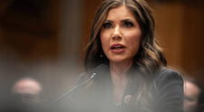 Kristi Noem confirma lo peor para inmigrantes en Chicago: "Ya hemos llevado a cabo operaciones con ICE"
