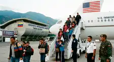 PELIGRO para inmigrantes venezolanos en Miami: DEPORTAN a más de 100 en vuelo de repatriación y alarman a la comunidad