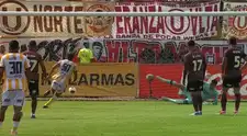 Martin Alaniz pone el descuento 3-1 para Juan Pablo II ante Universitario tras anotar de penal