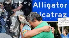 ALERTA MÁXIMA, inmigrantes legales e indocumentados en EE. UU.: pese a los traslados de ICE, Florida avisa que DETENDRÍA A MÁS personas en "Alligator Alcatraz"