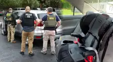 ALERTA MÁXIMA, inmigrantes en EE. UU.: el INDIGNANTE OPERATIVO del ICE que terminó con un NIÑO ABANDONADO dentro de un auto tras el arresto de su padre