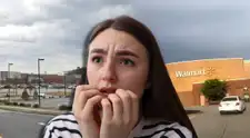 ALERTA MÁXIMA en el estacionamiento de Walmart: lo que VIO un empleado entre los autos lo obligó a LLAMAR DE INMEDIATO AL 911