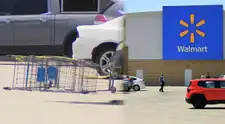 ALERTA MÁXIMA en un Walmart de Fort Worth: un VIOLENTO EPISODIO en el estacionamiento terminó con el traslado de una persona al hospital de emergencia