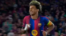 ¡Frotó la lámpara! Golazo de Lamine Yamal de tiro libre para el 4-0 del Barcelona vs Feyenoord