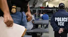 Inmigrantes liberados de centros de detención en ALERTA MÁXIMA: demandan al ICE por RETENER SUS DOCUMENTOS durante meses después de su excarcelación