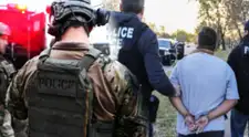 ALERTA MÁXIMA, inmigrantes legales e indocumentados en EE. UU.: dos personas son ARRESTADAS tras OPERATIVOS del ICE en cárceles de Santa Cruz y San José