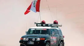 El convoy con cuatro vehículos verifican dunas y pista para el Rally Dakar