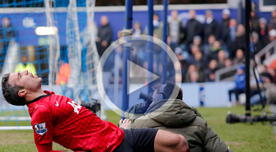 Robin Van Persie se retira lesionado ante Queens Park Rangers [VIDEO]