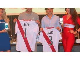 Rafael Nadal y David Ferrer lucen la camiseta peruana de fútbol