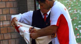 Selección Peruana: Claudio Pizarro fue captado firmando una camiseta de Universitario de Deportes hace algún tiempo