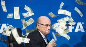 Joseph Blatter vivió el momento más bochornoso del año con la lluvia de billetes [VIDEO] 