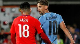 Gonzalo Jara lo volvió a hacer: le tocó el trasero a rival en Chile vs. Uruguay