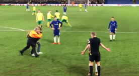 Hincha del Chelsea ingresa al campo a increpar al árbitro tras expulsión de Morata