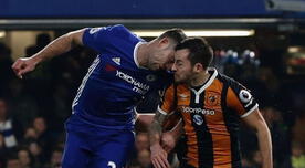 Chelsea: Gary Cahill retira a jugador del Hull City tras un fuerte cabezazo