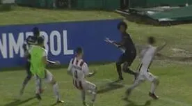 Youtube: Futbolista ecuatoriano se salvó de ser golpeado utilizando banderín del córner [VIDEO]
