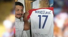 El fotógrafo Yuri Cortez recibió camiseta de Mario Mandzukic