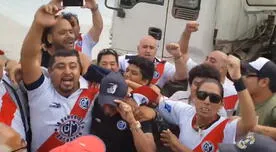 Hinchas de Municipal y su emotivo festejo con Arévalo Ríos [VIDEO]