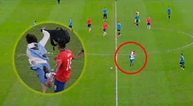Chile vs Uruguay: Gonzalo Jara detuvo con una patada a hincha disfrazado de gallina que invadió el campo [VIDEO]