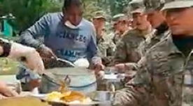 Coronavirus: Luis Cordero y su equipo de la Copa Perú brindan almuerzo a militares [VIDEO]