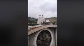 Huánuco: Sacerdote armó altar en el techo de iglesia y ofició misa para sus fieles [VIDEO]