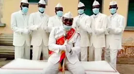 Los africanos que bailan con los ataúdes advierten: "Quédate en casa o baila con nosotros"