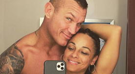 Randy Orton reta censura de Instagram y comparte foto de su mujer en topless