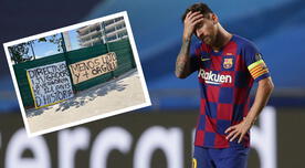 Hinchas de Barcelona colocaron pancartas en el Camp Nou pidiendo la salida de los jugadores