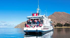 Buque navega por las aguas del lago Titicaca llevando pruebas y asistencia médica a pobladores 