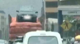 Chosica: conductor traslada un carro sobre colchones en la carretera Central - VIDEO