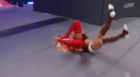 Carmella sufrió una aparatosa caída durante su lucha ante Sasha Banks - VIDEO