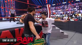 Bad Bunny reapareció en la WWE y golpeó con un micrófono a John Morrison - VIDEO