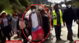 Huancavelica: alcalde fue vestido con pollera y obligado a pasear en burro por incumplir promesas - Video