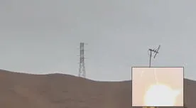 El preciso instante en que un rayo cae sobre una torre de alta tensión - Video