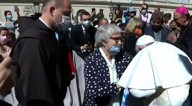 Papa Francisco besa el número tatuado en el brazo a una superviviente del Holocausto - VIDEO