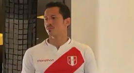 Gianluca Lapadula ya posa con la nueva camiseta de la selección peruana