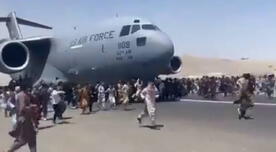 Afganistán: ciudadanos intentan subirse a cualquier avión para escapar del país