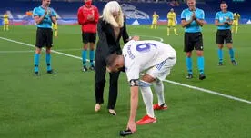 Como Cenicienta y su príncipe, Benzema auxilió a medallista con su zapato