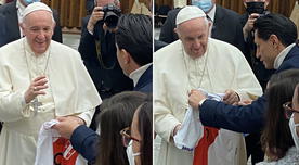 ¿Qué número de camiseta y qué nombre tiene la camiseta que entregó Lapadula al Papa Francisco?