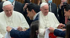 Gianluca Lapadula entrega la blanquirroja a Papa Francisco y pide su bendición