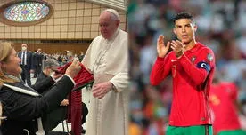 Madre de Cristiano Ronaldo le entregó una camiseta de Portugal al Papa Francisco