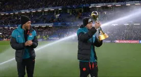 ¡Mojaron al campeón! Jugadores de Chelsea mostraron el trofeo del Mundial de Clubes, pero todo salió mal