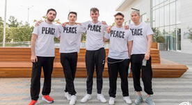 Dota 2: Team Spirit luce camisetas con la palabra "paz" inscrita