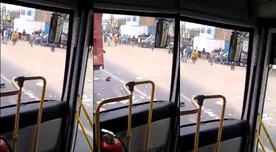 ¡Lamentable! Manifestantes atacan con piedras a bus con pasajeros en Manchay - VIDEO