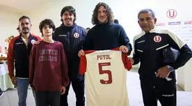 Universitario le regaló una camiseta a Carles Puyol en su visita al Estadio Monumental