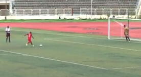 ¡La mandó al lateral! Futbolista nigeriano se hizo viral tras lanzar el penal más ridículo
