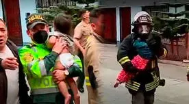 Bomberos rescatan niños de feroz incendio en vivienda de San Martín de Porres