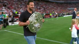 Claudio Pizarro lució la Supercopa Alemana previo a la final entre Bayern Múnich vs. Leipzig