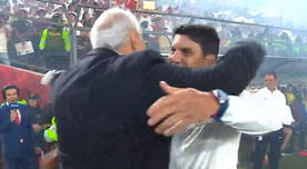 Jorge Fossati saludó efusivamente a Mauricio Larriera antes del comienzo del clásico