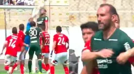 Hernán Barcos perdió los papeles y 'pechó' a jugador de U. Católica tras dura falta - VIDEO